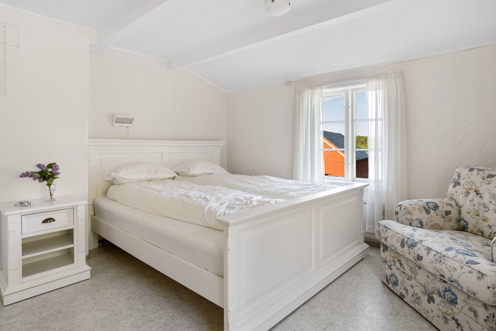 Alle soverommene har beholdt klassiske detaljer som er typisk for trønderlåna. Her soverom på 13 m². Galleribilde