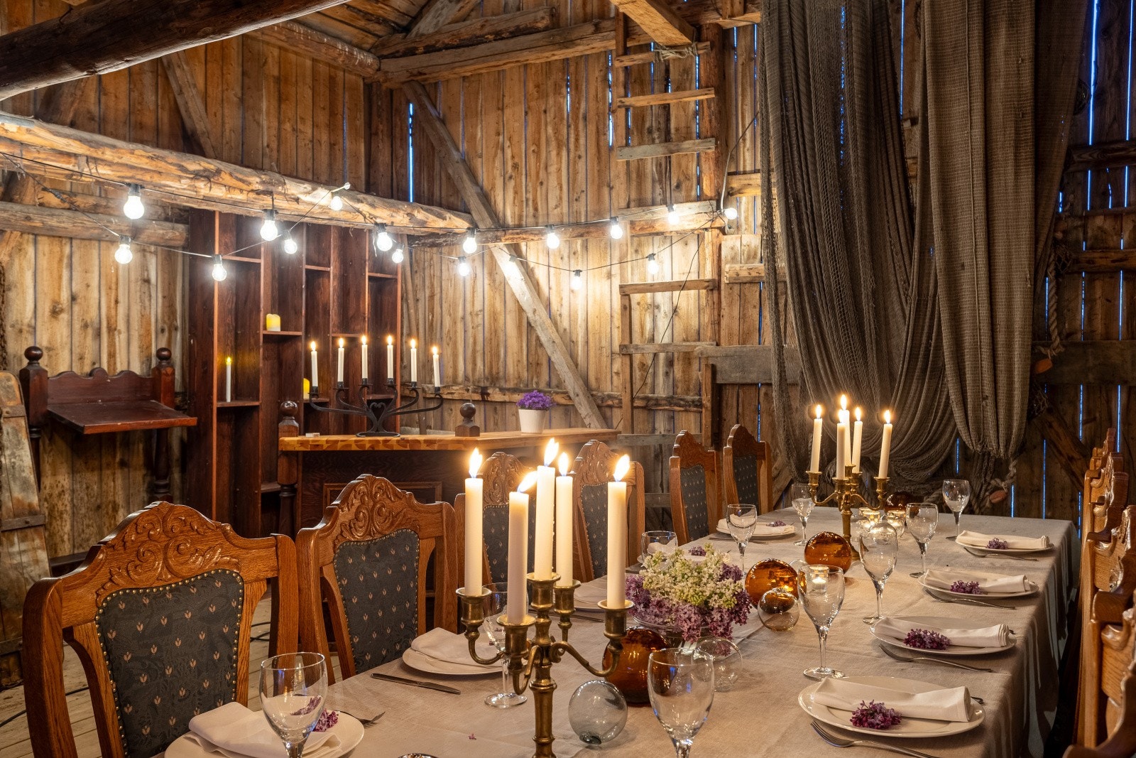 Her kan man holde trivelige lag, hvor de sene nattetimer raskt kommer krypende. Galleribilde