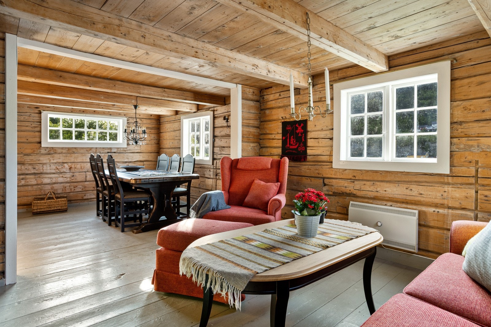 Det andre våningshuset - også benevnt som stabburet - byr på et sjarmerende allrom, soverom og enkelt bad. Våningshuset er registrert som egen bolig i kommunens registre og er registrert tatt i bruk, gode muligheter for videreutvikling. Galleribilde