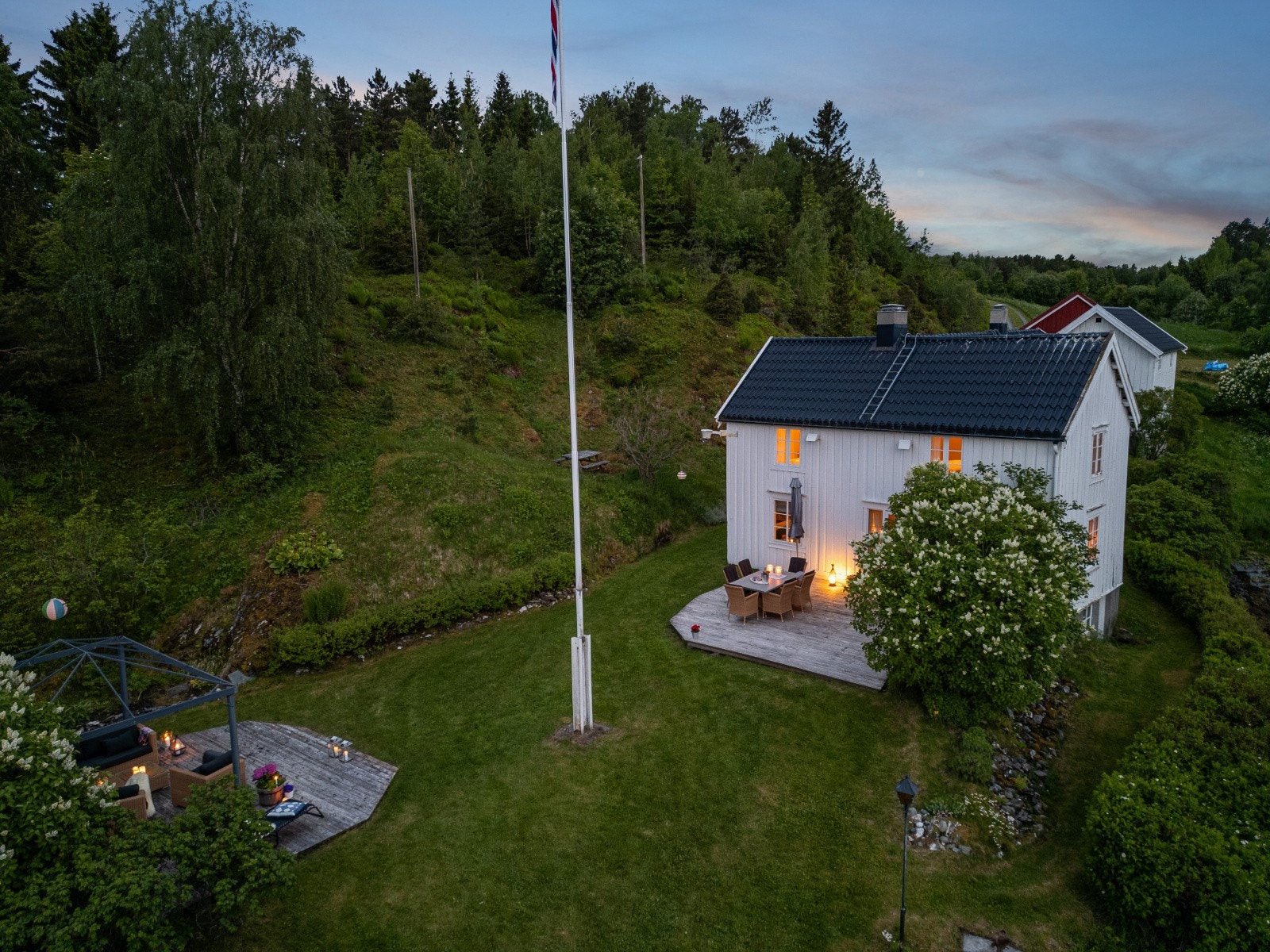 Med sine 37 daa, to våningshus, låve og båthus har eiendommen rikelig med rom for storfamilien og passer utmerket for den som jakter en unik generasjonseiendom, fritidsbolig eller bare et nydelig hjemsted. Galleribilde