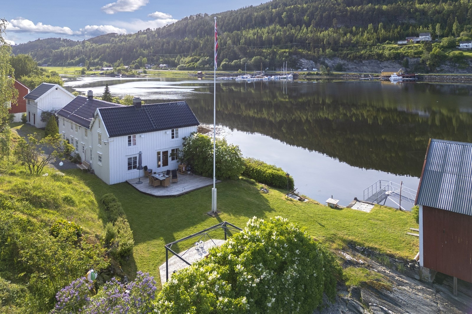 Eiendommen ligger på Korsnes på Frosta, ved innseilingen til Vågen. En perle i Trondheimsfjorden. Galleribilde