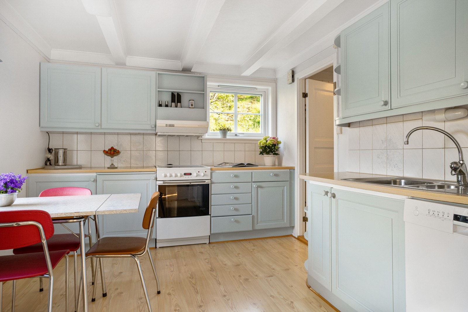 Kjøkkenet har sjarmerende og rustikk stil - her finner man det man trenger av kjøkkenfasiliteter. Galleribilde