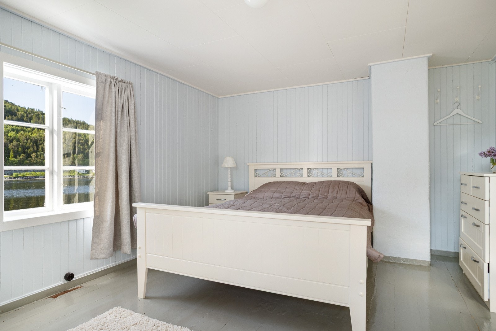 Soverom på 14 m² - svært god plass til ønsket innredning. Galleribilde