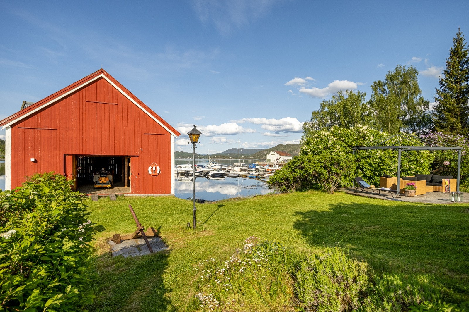 298830_red-205.jpg Galleribilde