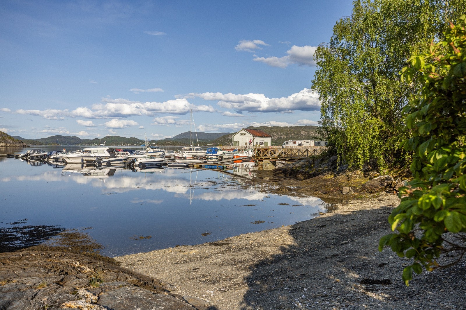 Fra terrassen er det ca. 25 meter til det perfekte badested, en privat liten lagune på egen eiendom. Galleribilde