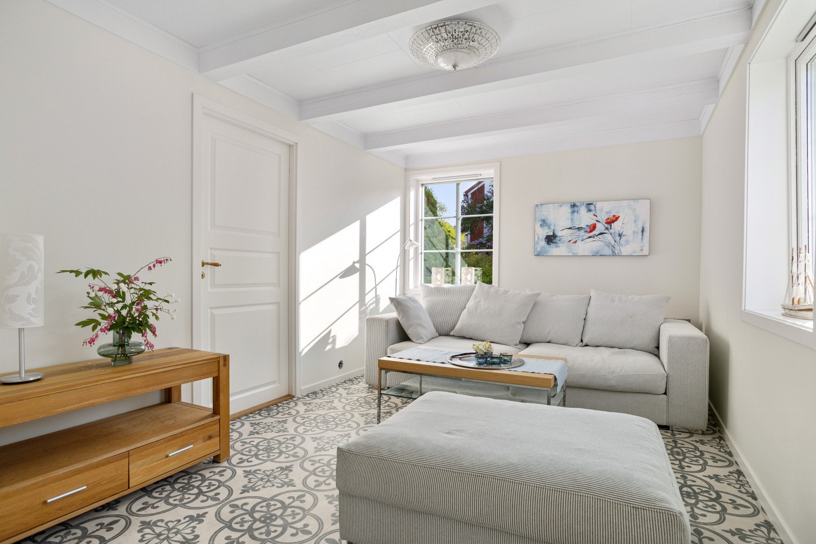 TV-stue på 12 m² er nyoppusset. Dette kan også fungere som et utmerket soverom, slik at man har alle fasiliteter på første plan. Ut døren har man eget inngangspart og baderom. Galleribilde