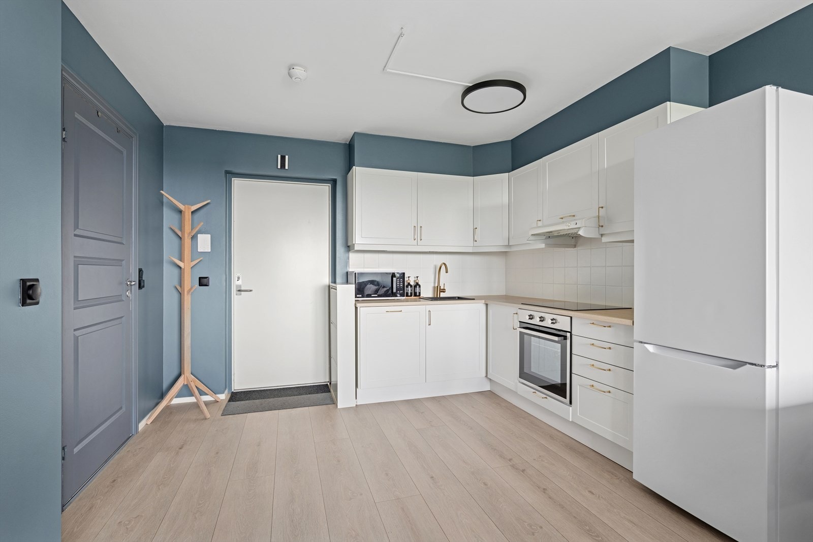 Kjøkkenet er videre utstyrt med integrert oppvaskmaskin, frittstående kjøl/fryseskap, integrert komfyr/platetopp. Fronter, benkeplate, komfyr og integrert vaskemaskin fra 2022. Mekanisk avtrekk. Galleribilde