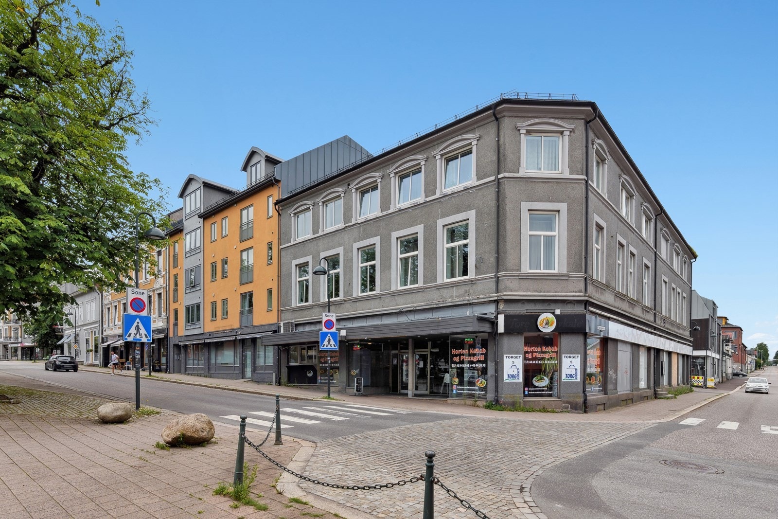 Butikker, kjøpesenter, fasiliteter og restauranter er beliggende "rett utenfor" døren. Galleribilde