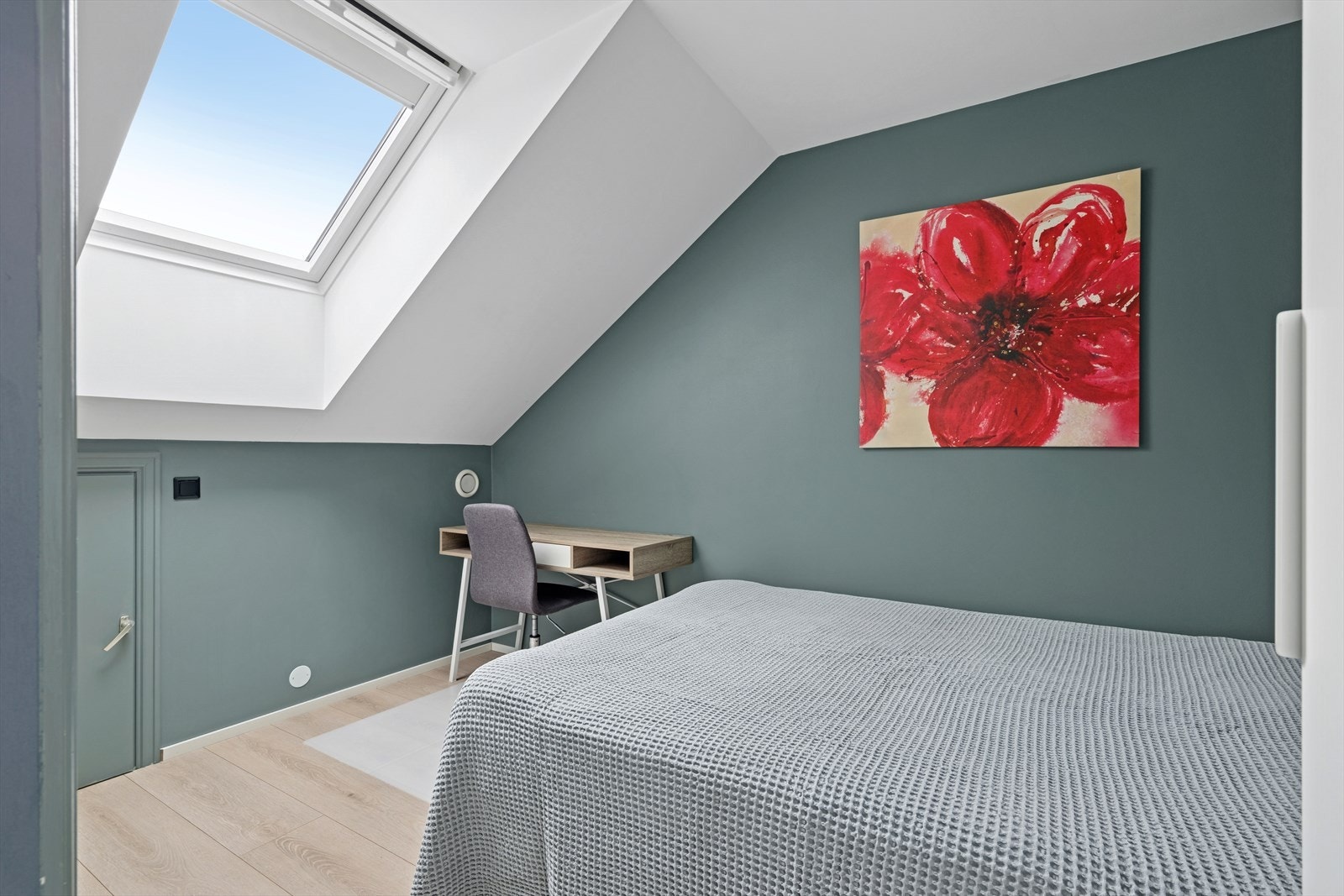 Soverommet er malt i en behagelig fargetone. Galleribilde