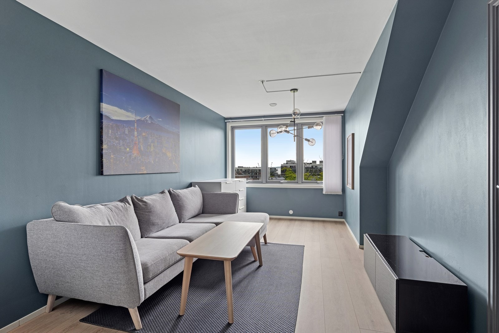 Leiligheten ligger i byggets 5. og øverste etasje, og inneholder en romslig stue/kjøkkenløsning, soverom og bad, samt en innvendig bod. Galleribilde