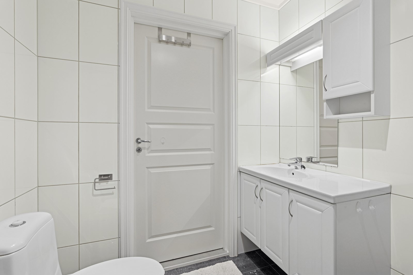 Naturlig ventilasjon, tilluft via luftespalte. Varmekabler på bad. Galleribilde