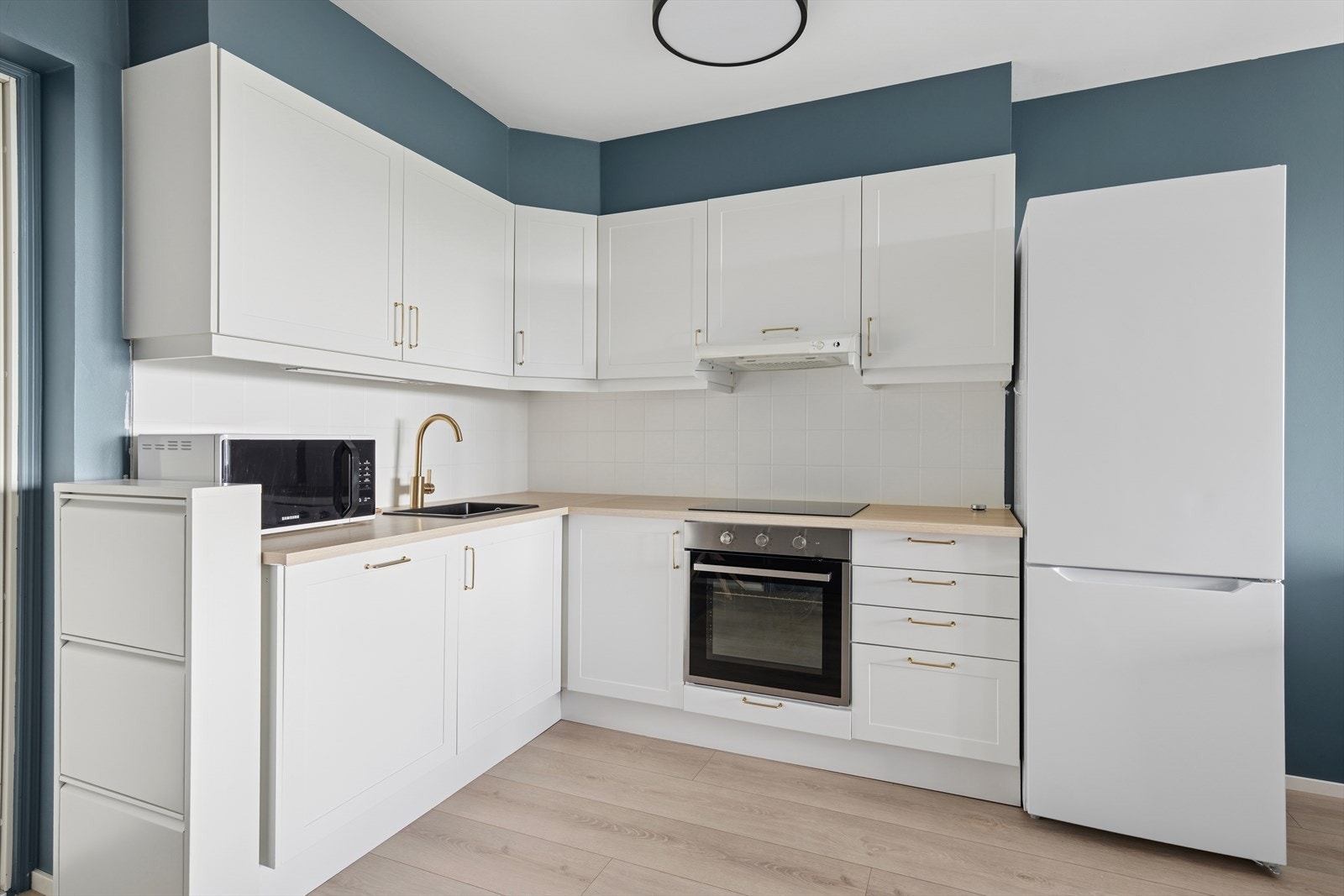 Pent kjøkken med god skap- og benkeplass. Galleribilde