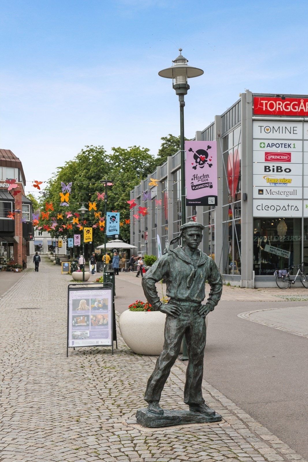 Leiligheten har en meget sentral beliggenhet med gangavstand til busstasjon, restauranter, Sjøsiden kjøpesenter, kino og Vektergården med dagligvarebutikk, kafé og legesenter. Galleribilde