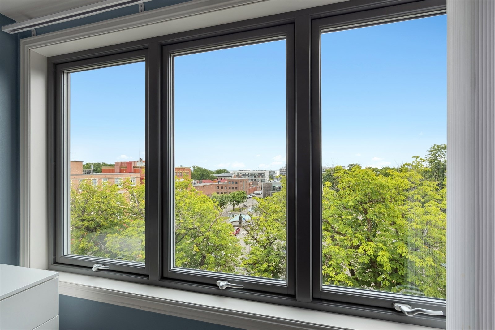 Herlig utsikt mot torget fra stuevinduene. Galleribilde