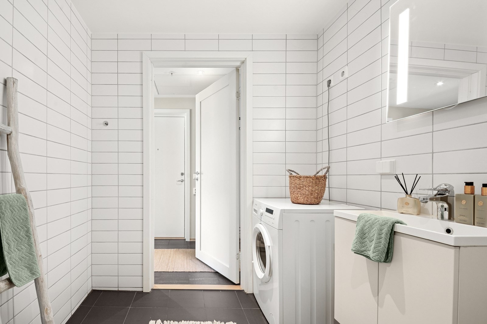 Flislagte gulv og vegger gir badet et moderne og elegant uttrykk. Galleribilde
