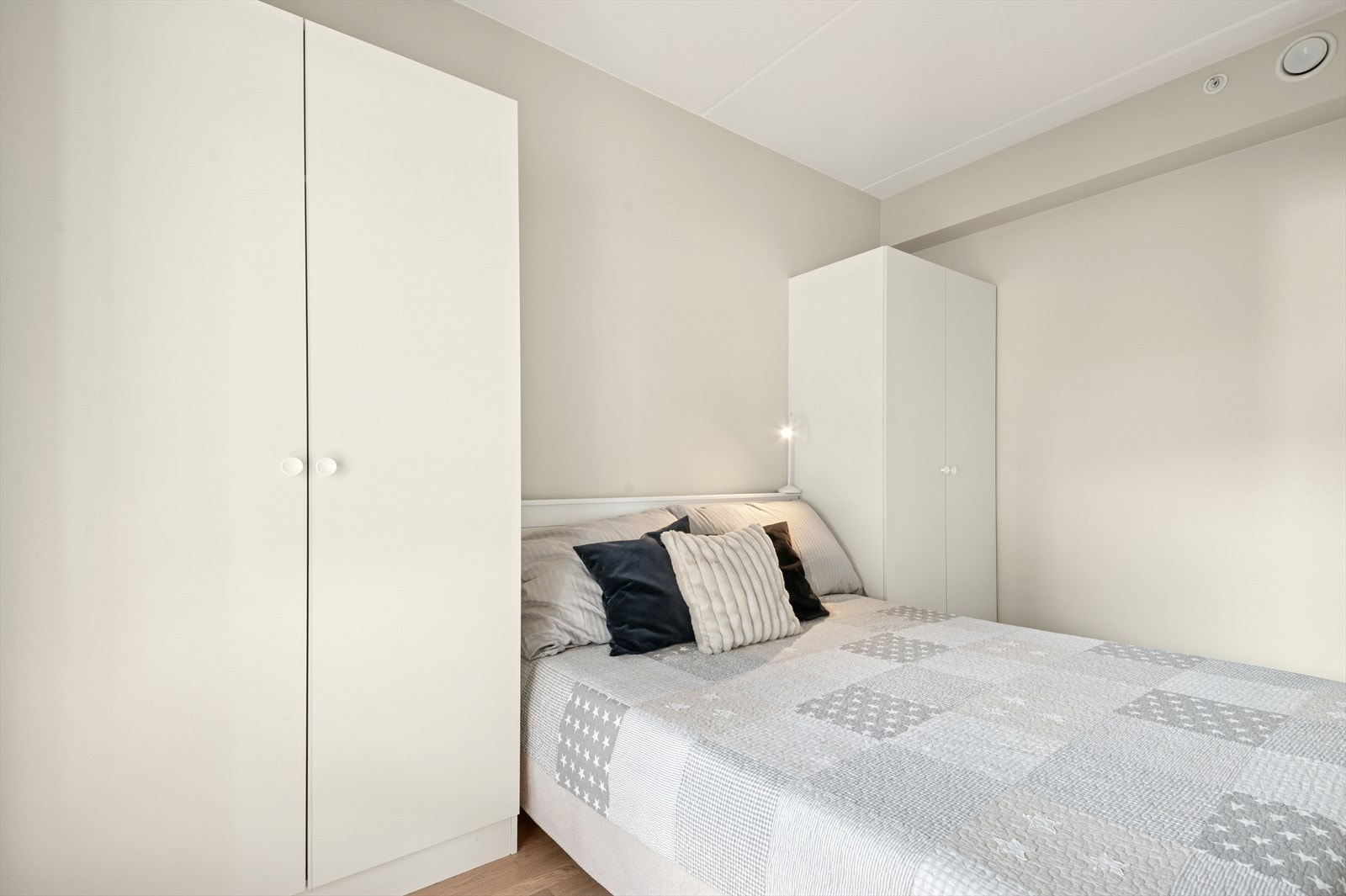 Soverommet byr på rikelig oppbevaringsplass. Galleribilde