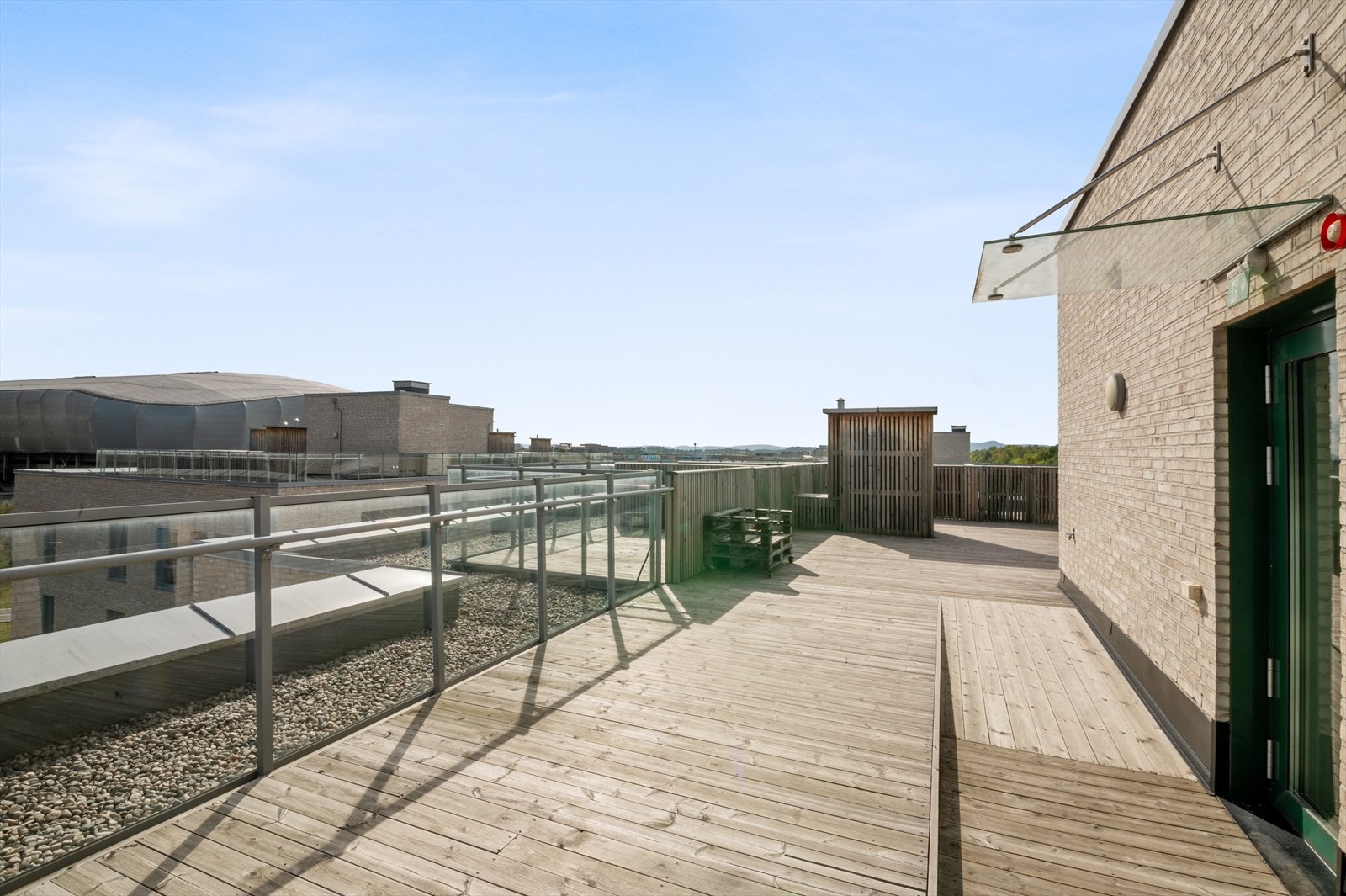 Felles takterrasse med panoramautsikt - et perfekt sted for sosiale sammenkomster eller en stille stund i solen. Galleribilde
