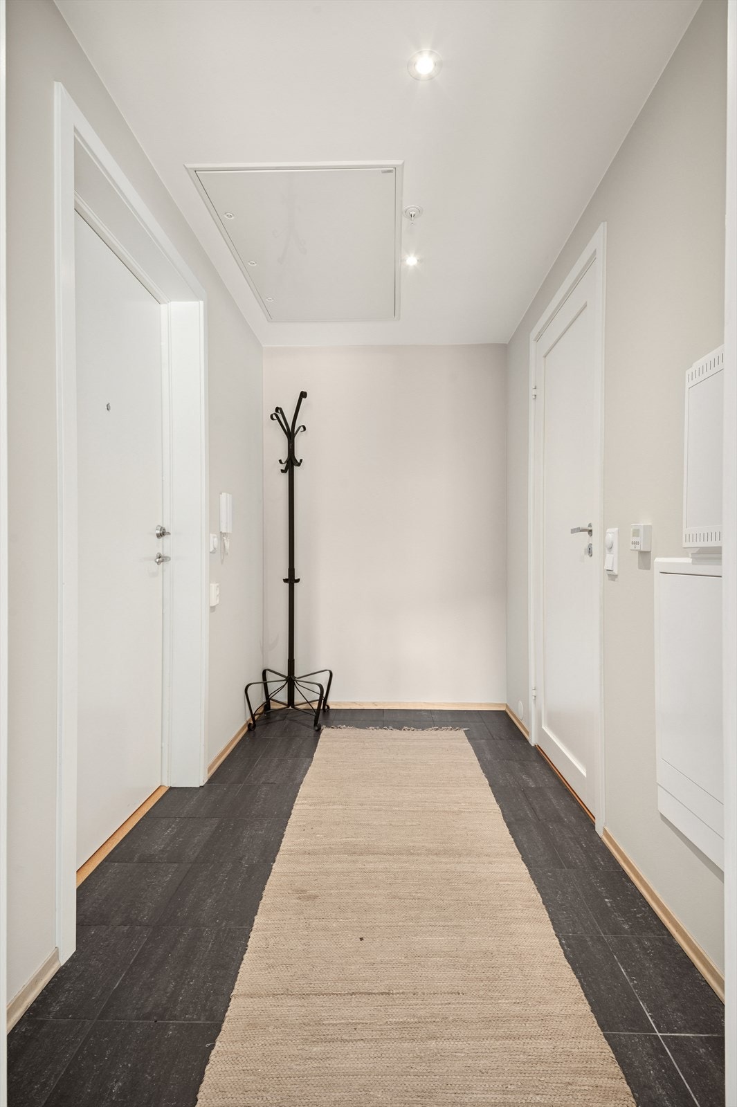 Lys og romslig entré med god plass til garderobeskap. Det er eget aggregat i taket for ventilasjon. Da kan man selv styre luftmengden i leiligheten. Galleribilde