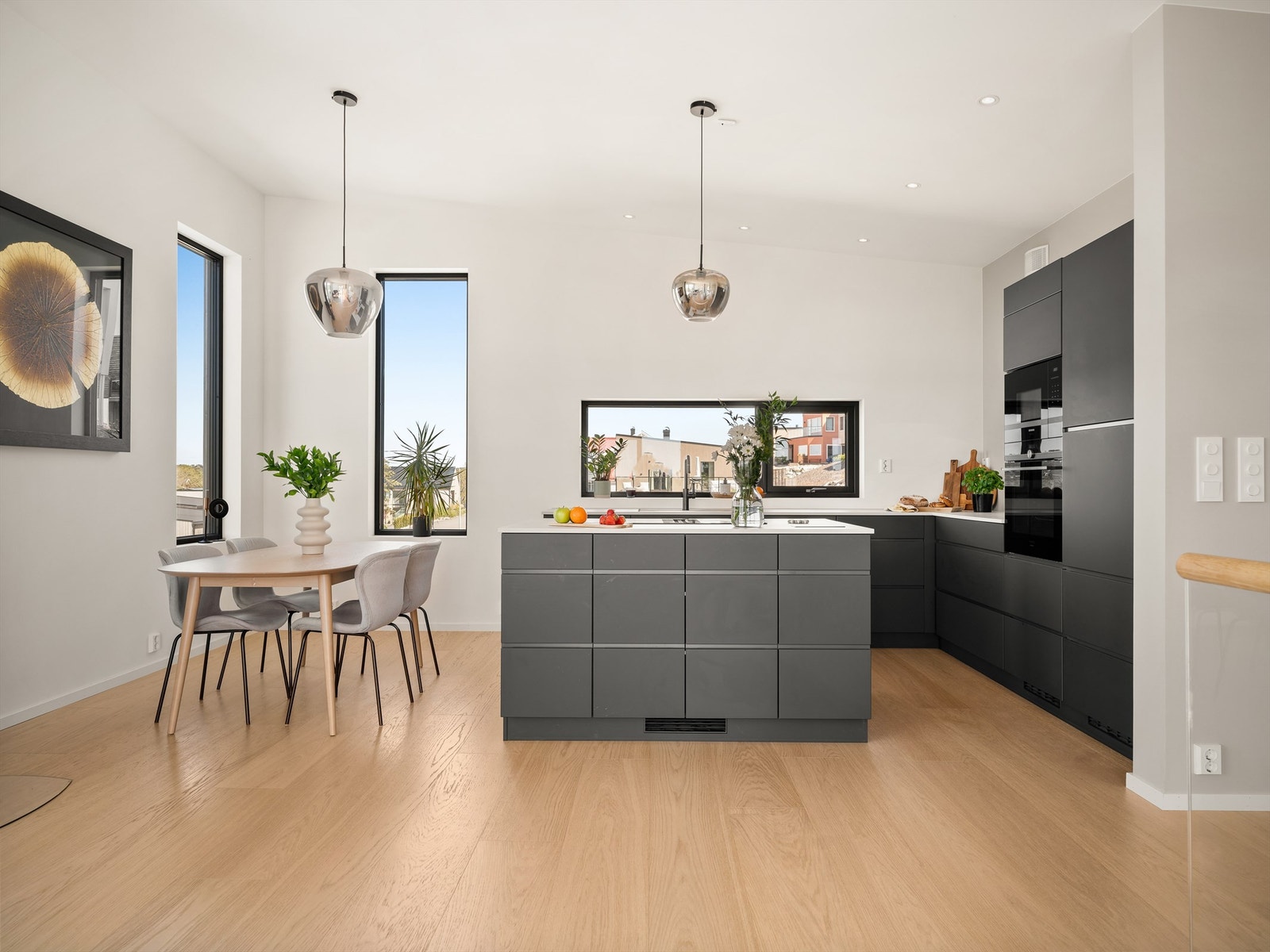 Tidsaktuell én-stavs herdet tregulv er lagt på alle gulv utenom entré og våtrom. Vegger er utført med glatte flater, listefritt mot vinduer og himling. Galleribilde