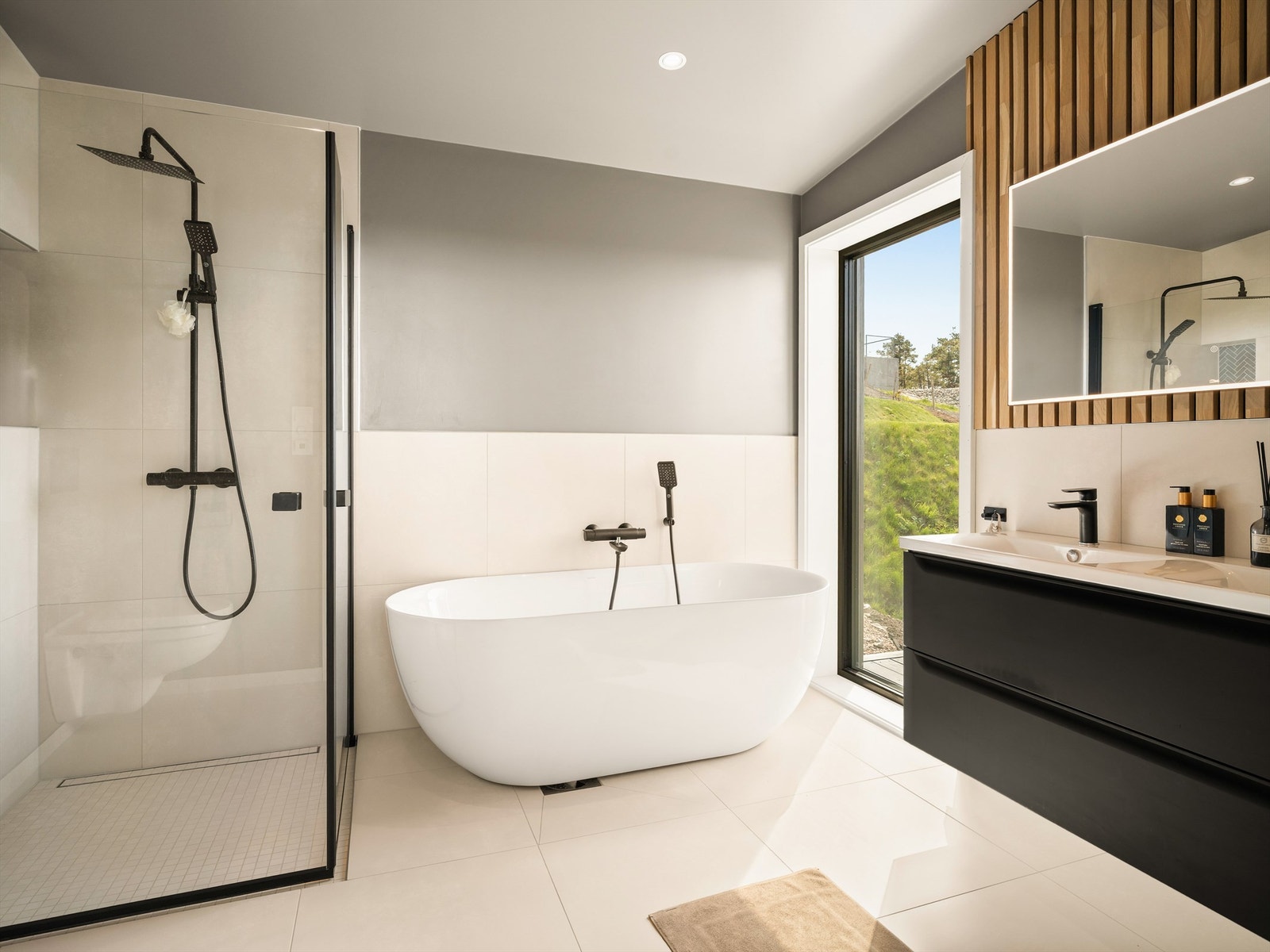 To lekre bad er blant boligens fremste kvaliteter. Hovedbadet er både velutstyrt og av et generøst areal på hele 8 kvm. Galleribilde