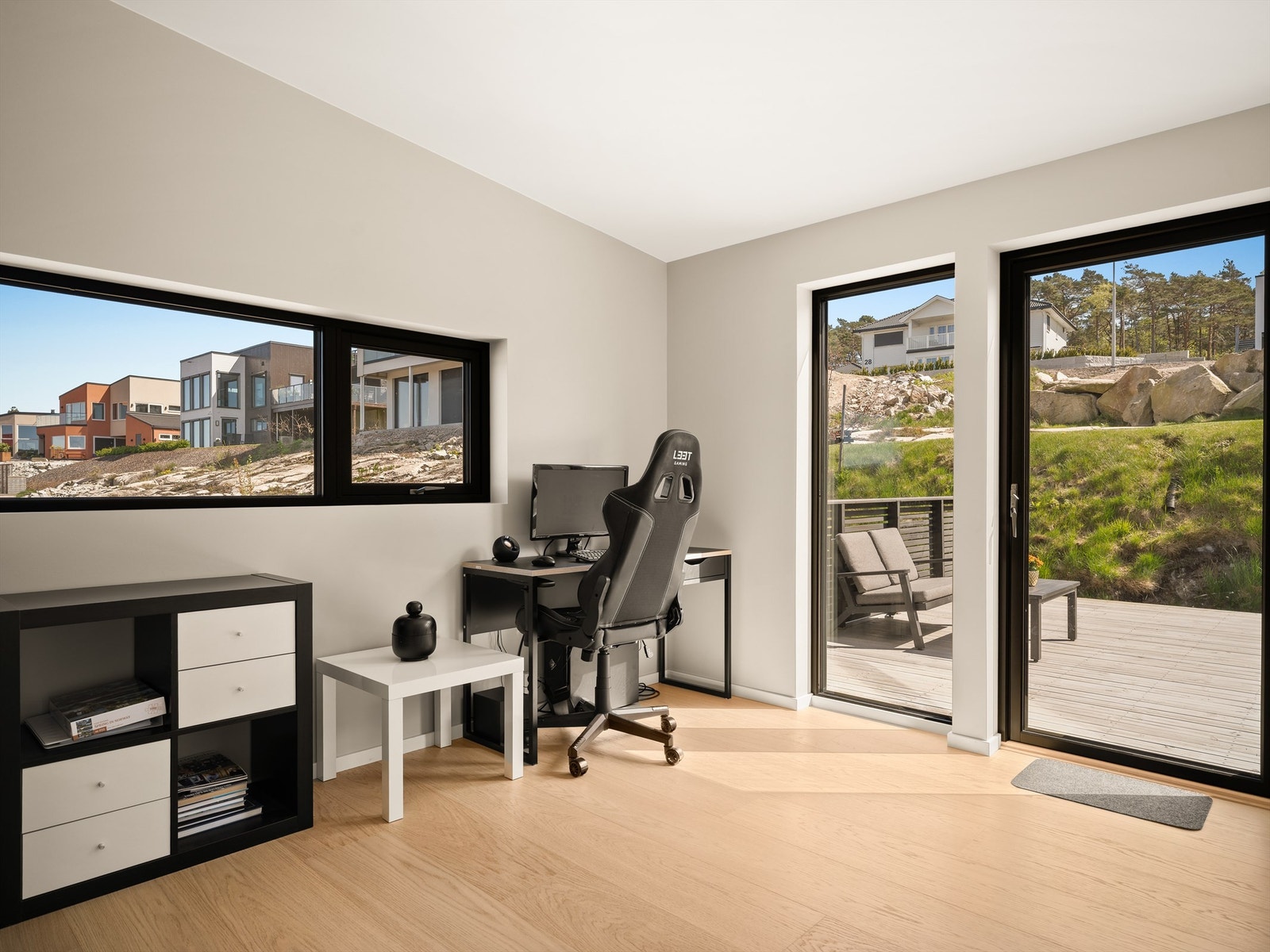 Hovedsoverommet benyttes i dag som hjemmekontor. Rommet har nesten 12 kvm. gulvflate og tilknyttet walk-in closet på ca. 4 kvm. Galleribilde