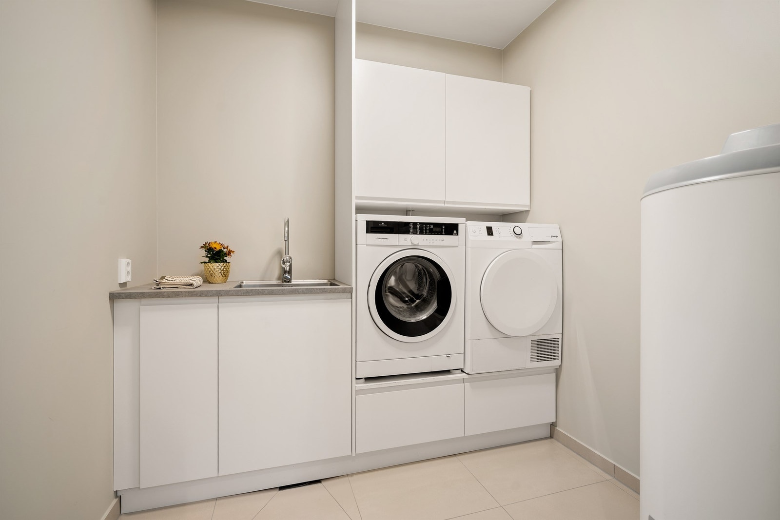 I tillegg til lekre bad i begge etasjer finnes et meget praktisk innredet vaskerom i sokkeletasjen. Galleribilde