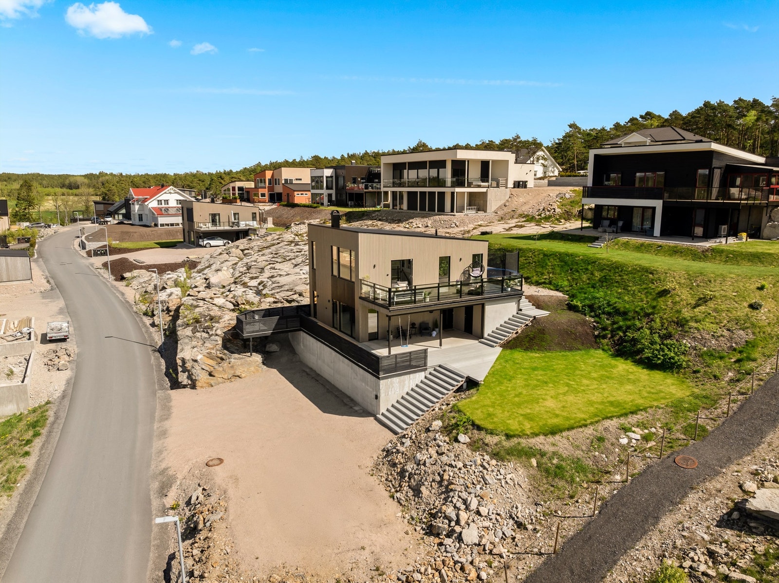 På gårdsplassen er det oppstillingsmulighet for opptil flere biler. Ladeboks er montert på forstøtningsmuren. Galleribilde