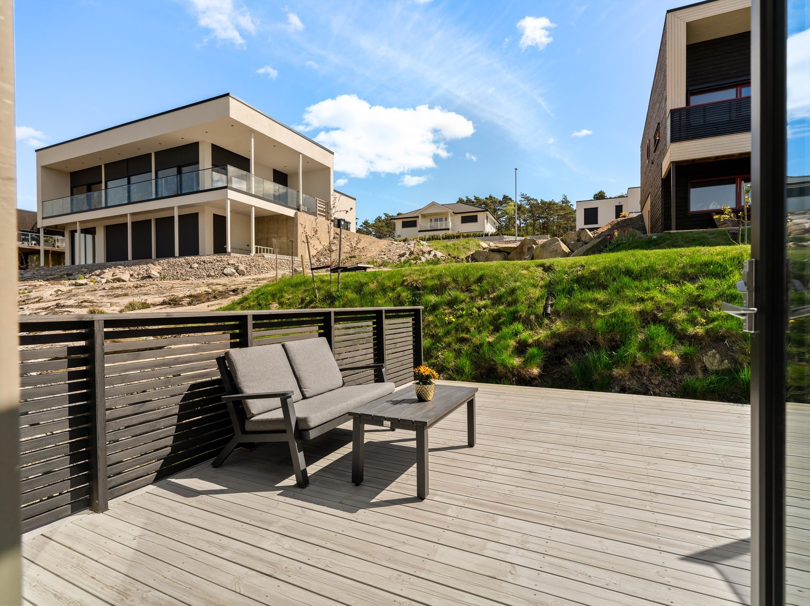 På terrassen tilknyttet hovedsoverommet er det sommerstid sol fra tidlig morgen. Galleribilde