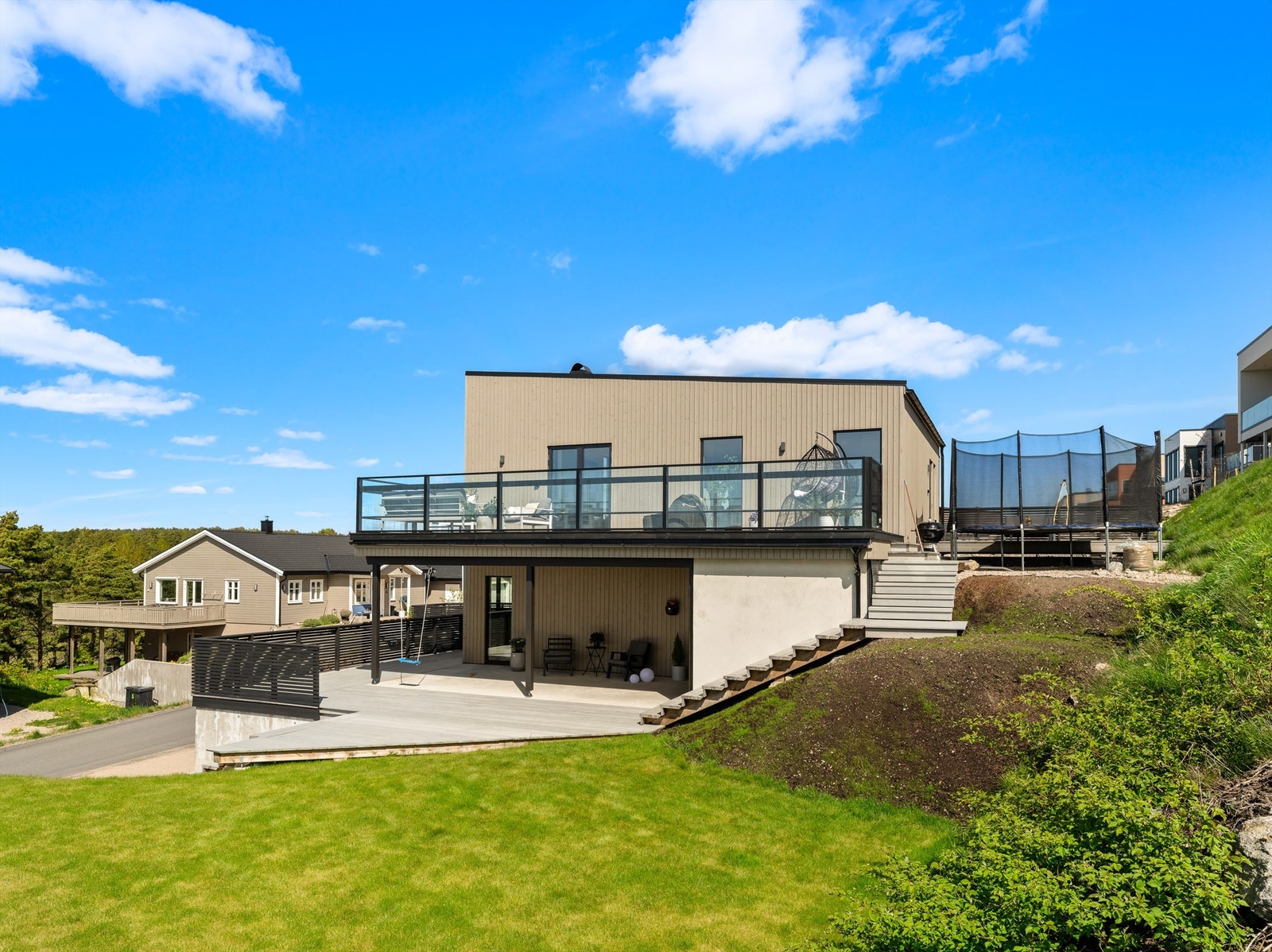 Innbydende uterom i to høyder er rundt boligens sol-eksponerte sider, foran sokkeletasjen platting og terrasse på totalt hele 80 kvm. Galleribilde