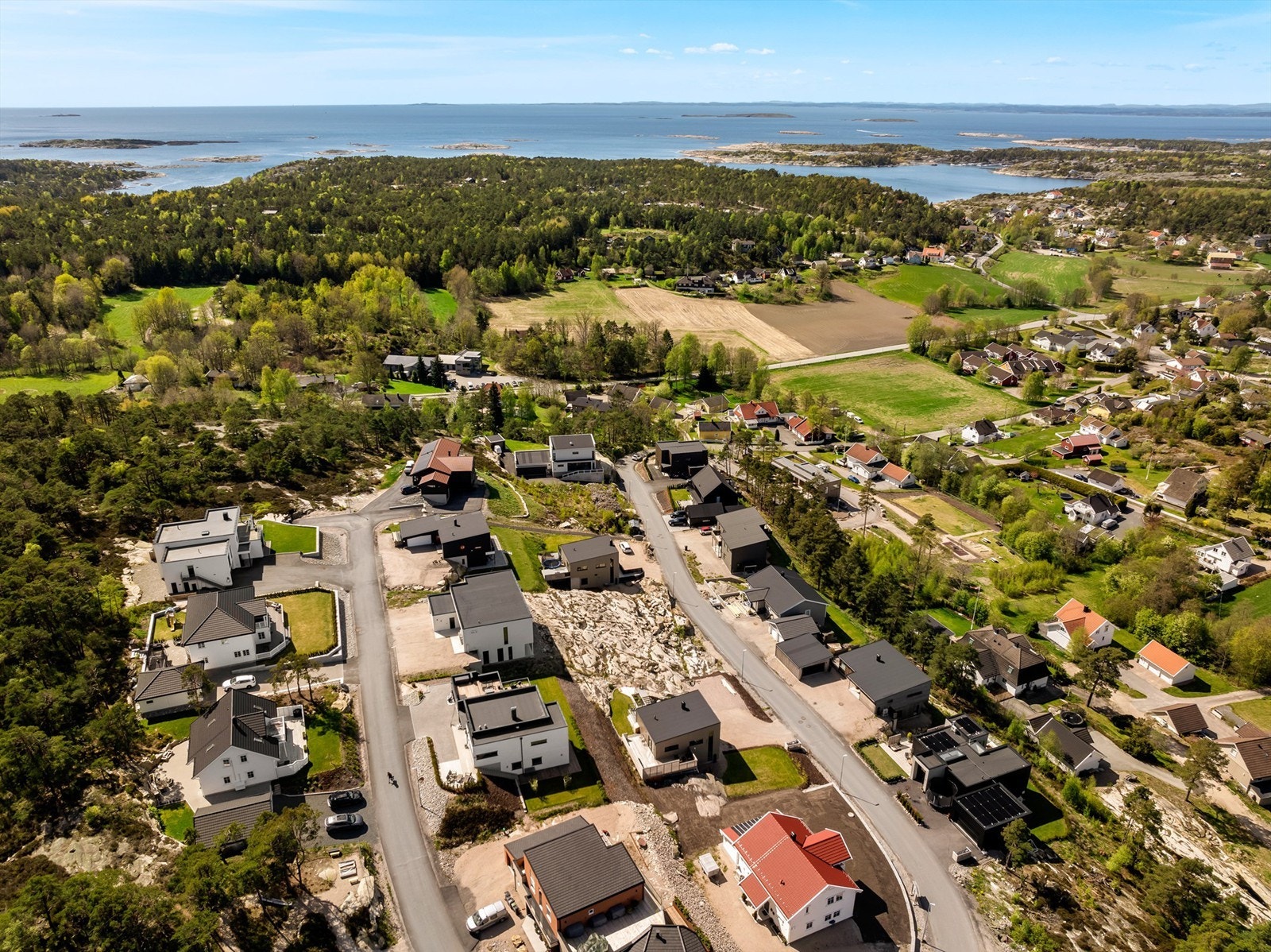 Nærheten til sjøen er et spesielt stort pluss sommerstid. Flere fine badesteder er innenfor sykkelavstand. Småbåthavner er det flere av i området. Galleribilde