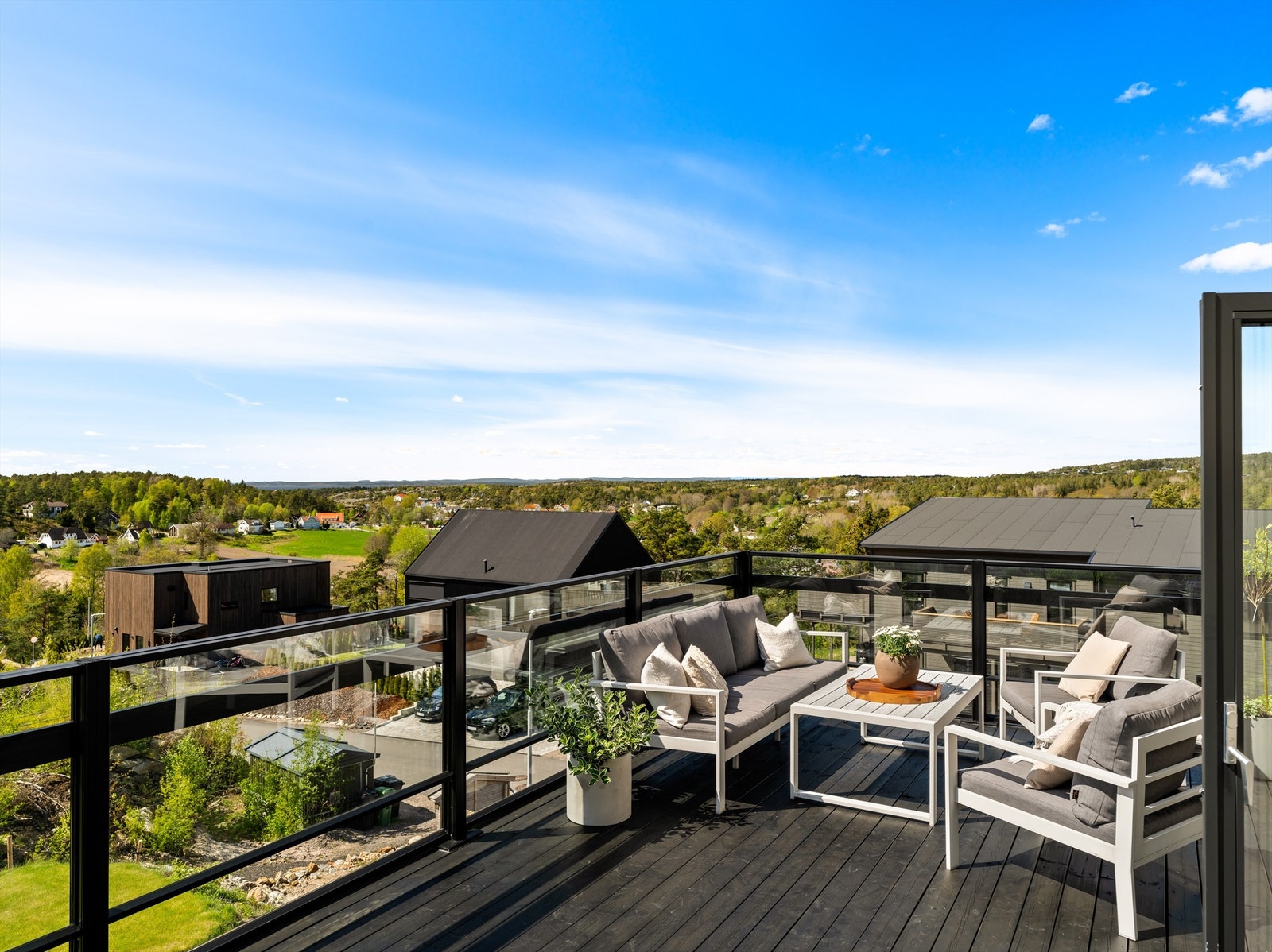 Boligens eleverte plassering i høyden sikrer vid utsikt over landskapet med Oslofjorden i bakgrunnen. Galleribilde