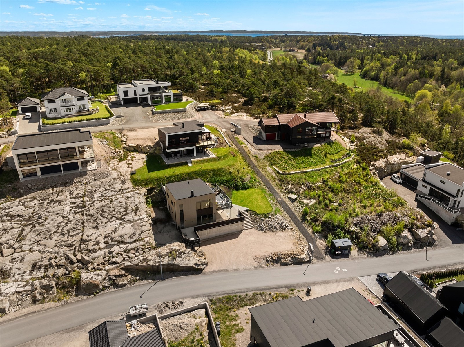 Langgårdslia er uten gjennomgangstrafikk. Både her og i nærmiljøet for øvrig bor et større antall småbarnsfamilier. Galleribilde