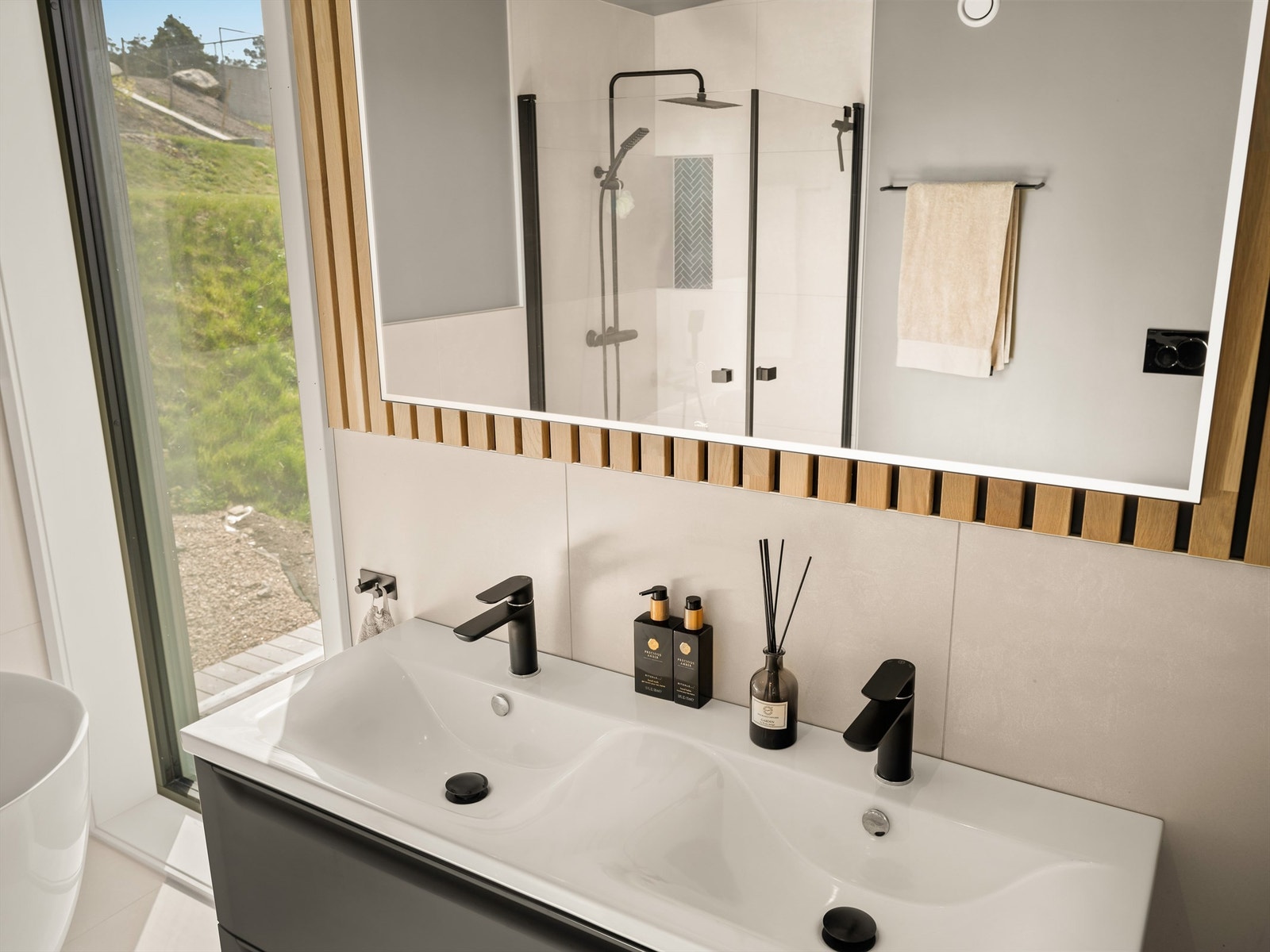 Med dobbel servant kan badet benyttes samtidig av to personer, noe som kan være spesielt praktisk på morgenkvisten. Galleribilde