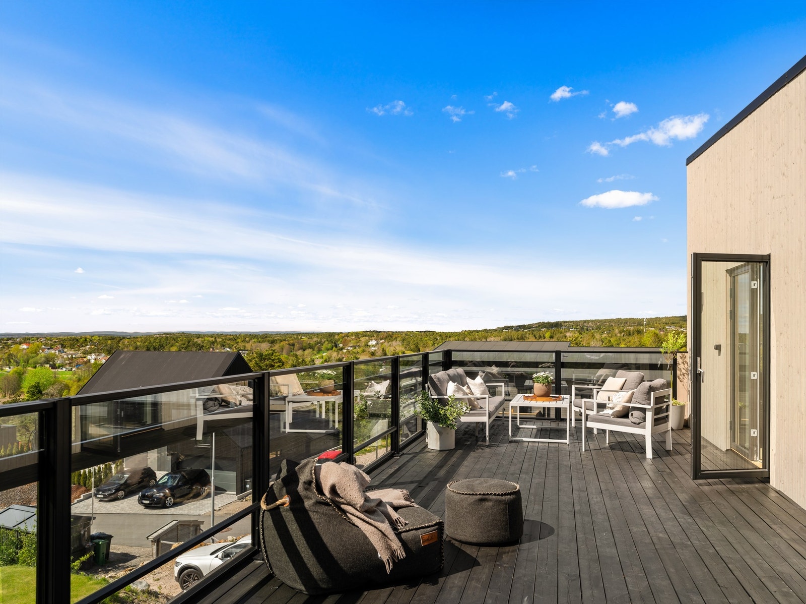 Uterommet på den romslige altanen rammes pent inn av rekkverk med glass som ivaretar både sol- og utsiktsforholdene. Galleribilde