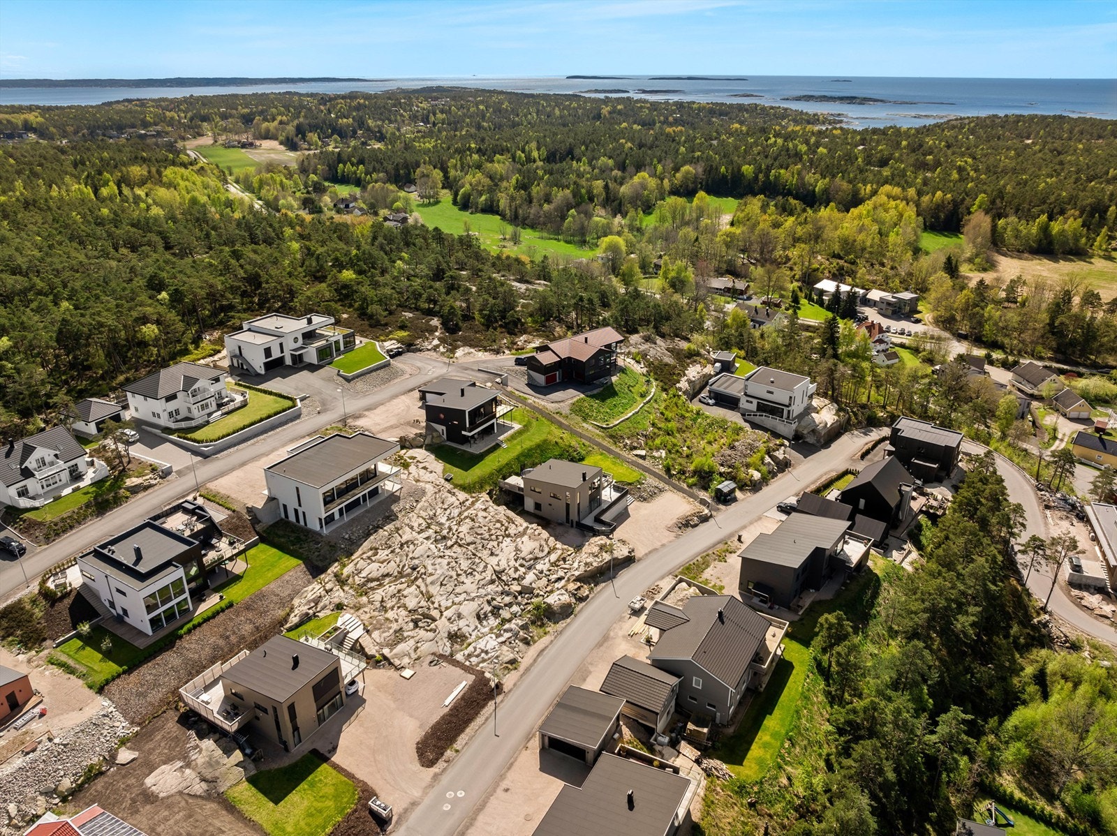 Omgitt av skog og mark er boligfeltet et ypperlig utgangspunkt for deg som er glad i å bruke naturen. Turmuligheter er det flust av. Galleribilde