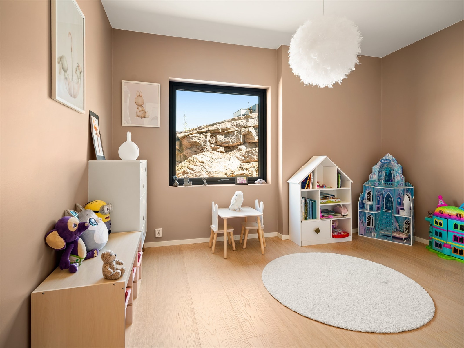 Størrelsen og avstanden til den sosiale sonen i første etasje gjør sokkeletasjens soverom til utmerkede barne-/ungdomsrom. Galleribilde