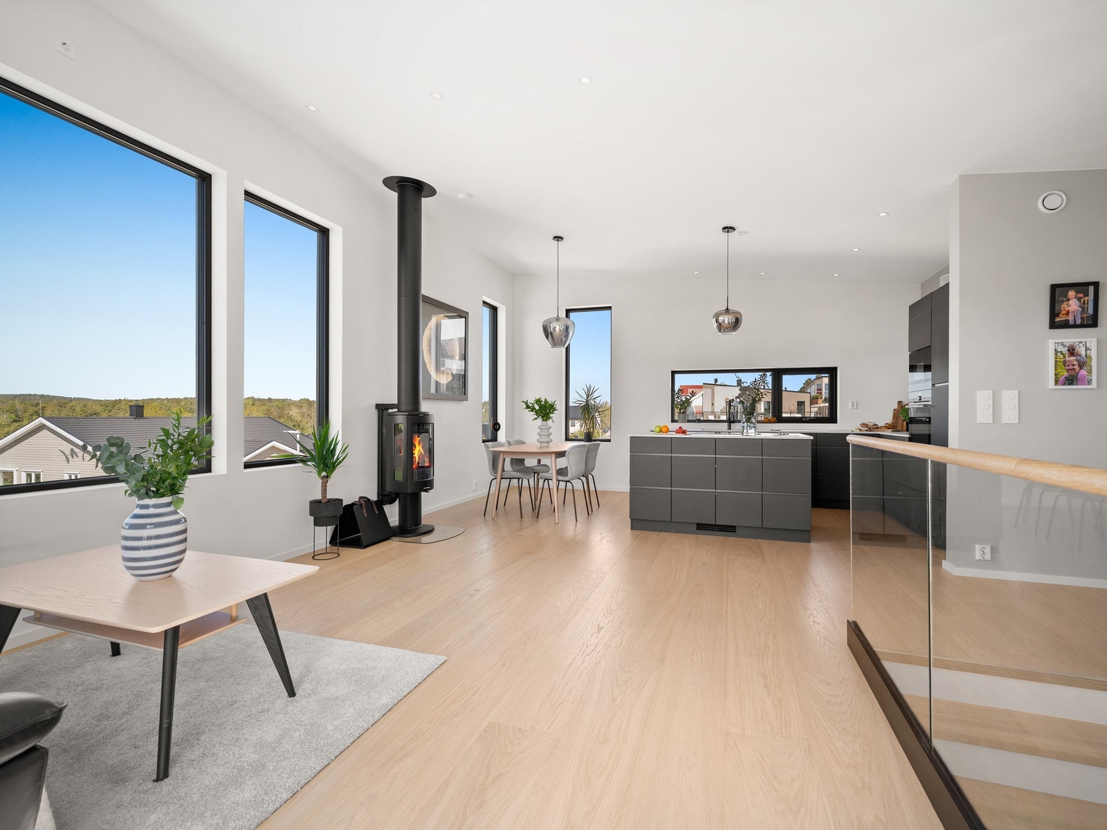 Vedovnen har glass på tre sider som gir innsyn til ilden fra både sofakroken, spisebordet og kjøkkenet. Galleribilde