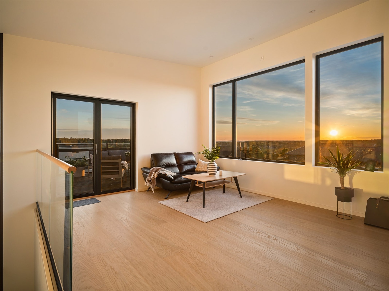 Stuen byr på orkesterplass til fantastiske solnedganger - sommer som vinter. Galleribilde