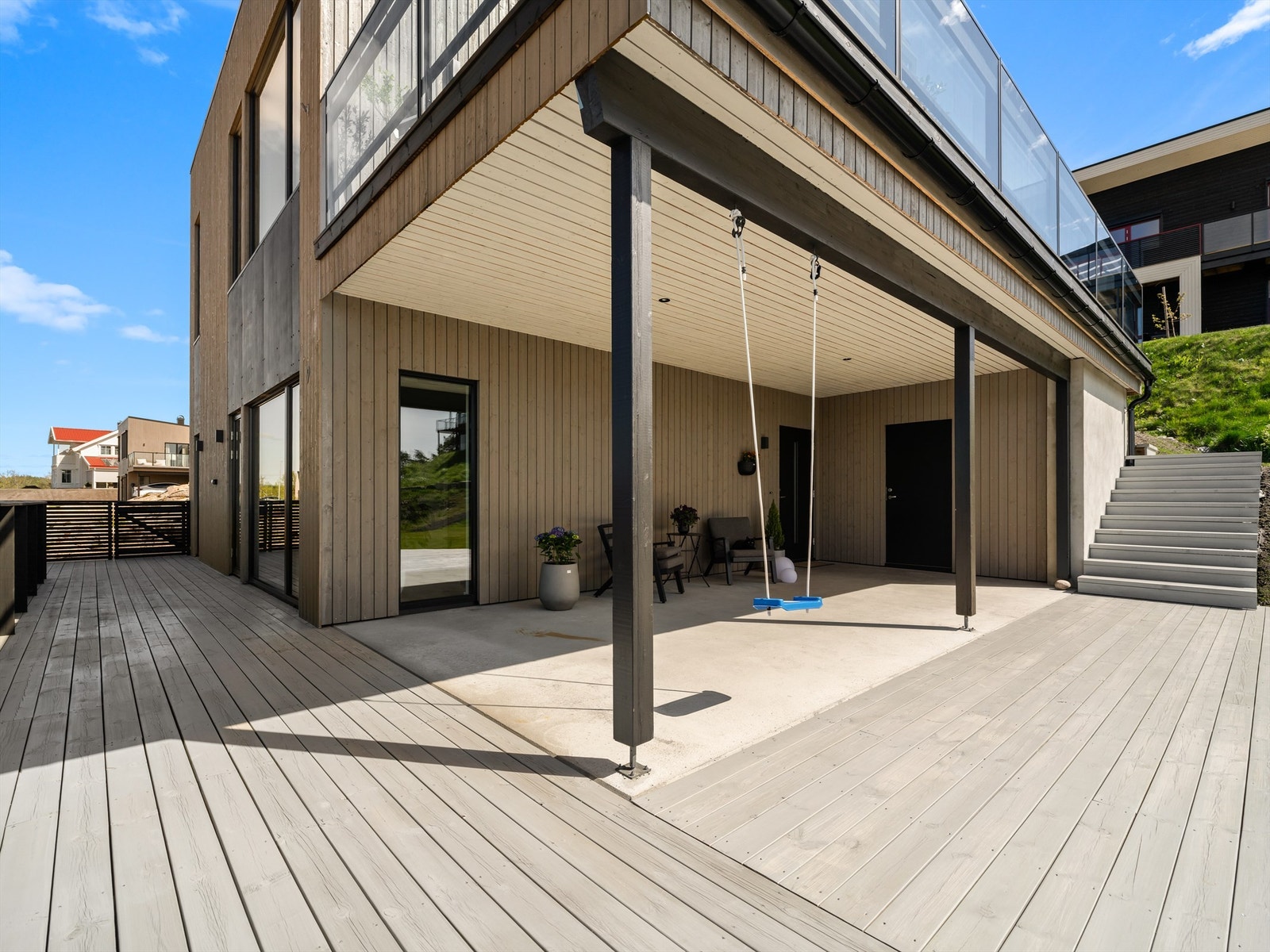 Utvendig sportsbod er lett tilgjengelig fra inngangspartiet - rett foran inngangsdøren. Galleribilde