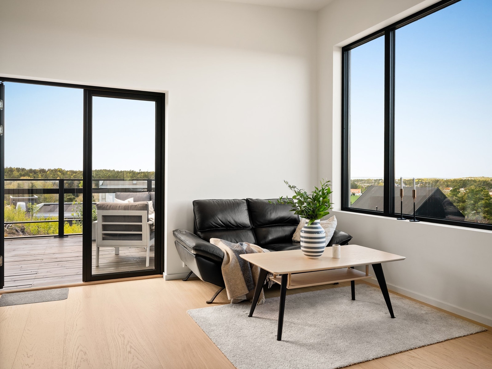 To-fløyet terrassedør bokstavelig talt åpner stuen mot uterommet på den romslige altanen. Galleribilde
