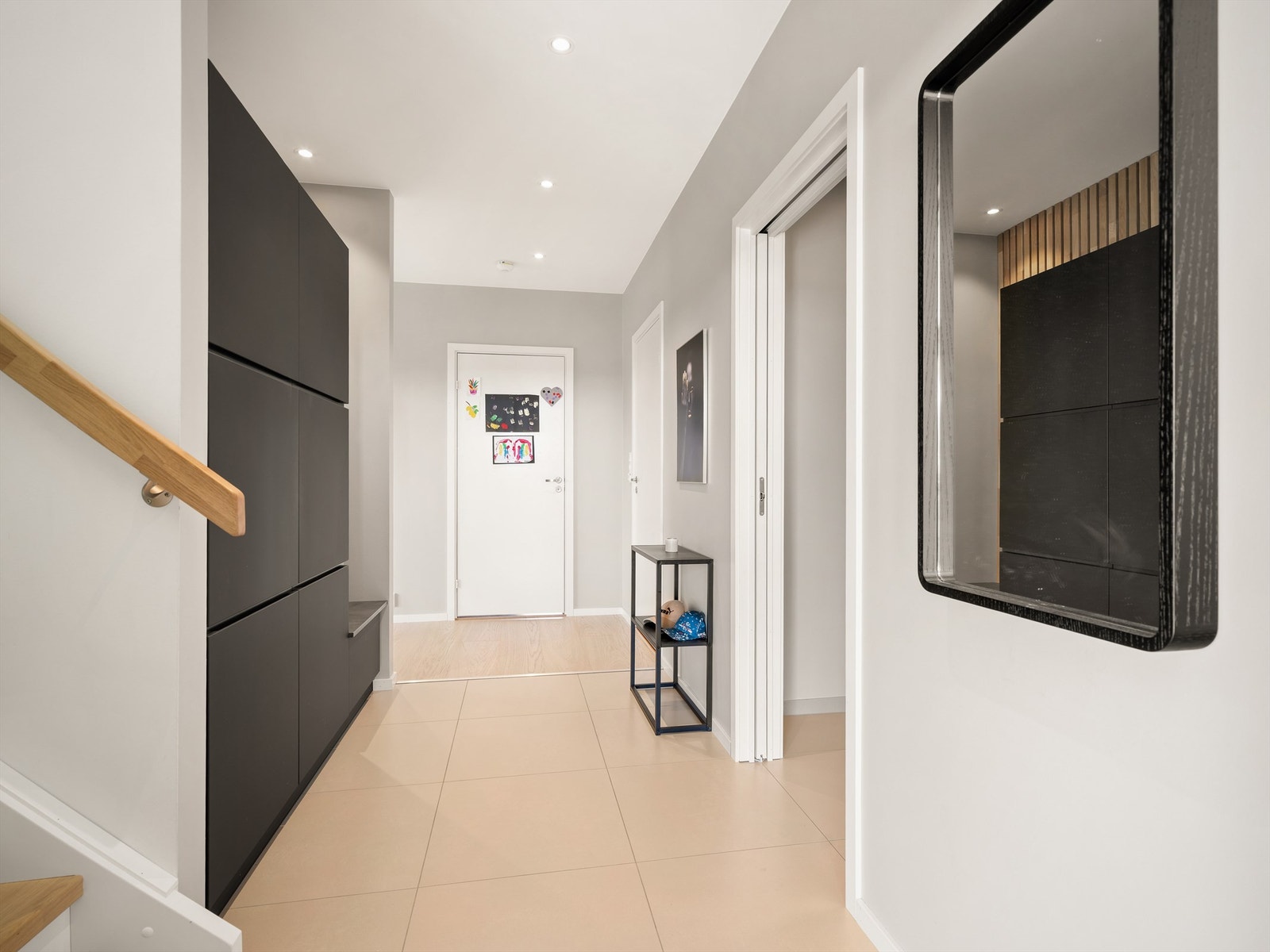 Til vaskerommet er det terskelfri og enkel adkomst, rett fra entreen. Yttertøyet kan oppbevares lett tilgjengelig i entreens skap, med smart sittebenk. Galleribilde