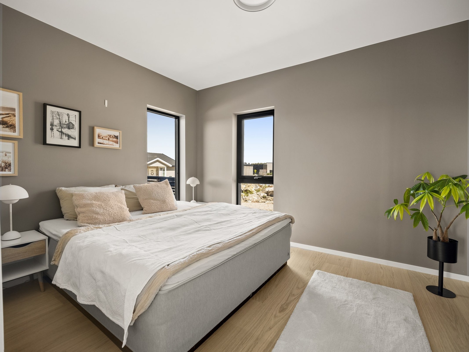 Sokkeletasjens to soverom er begge på ca. 11 kvm. Dette benyttes i dag som hovedsoverom. Galleribilde