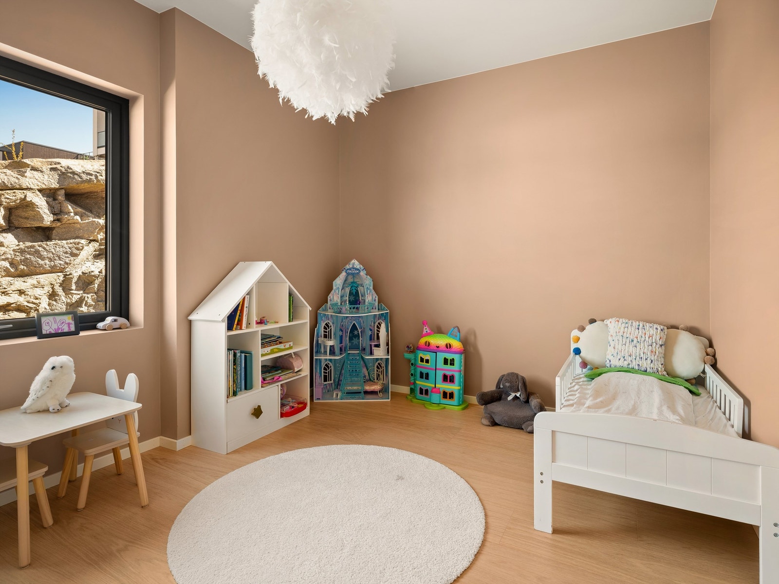 Med hele 11 kvm. gulvflate byr soverommene på stor tumleplass. Galleribilde