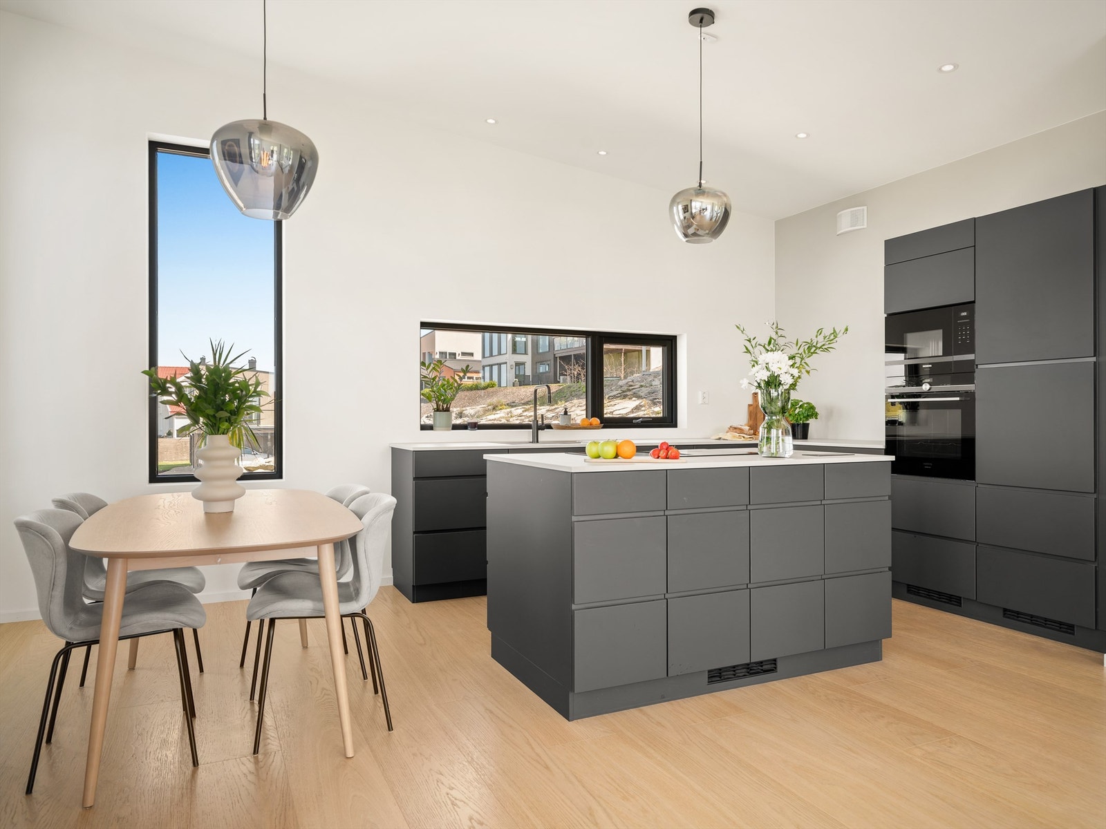 Kjøkkenets innredning er utformet med vekt på benker som er lite fremtredende og ivaretar rommets luftige preg. Galleribilde