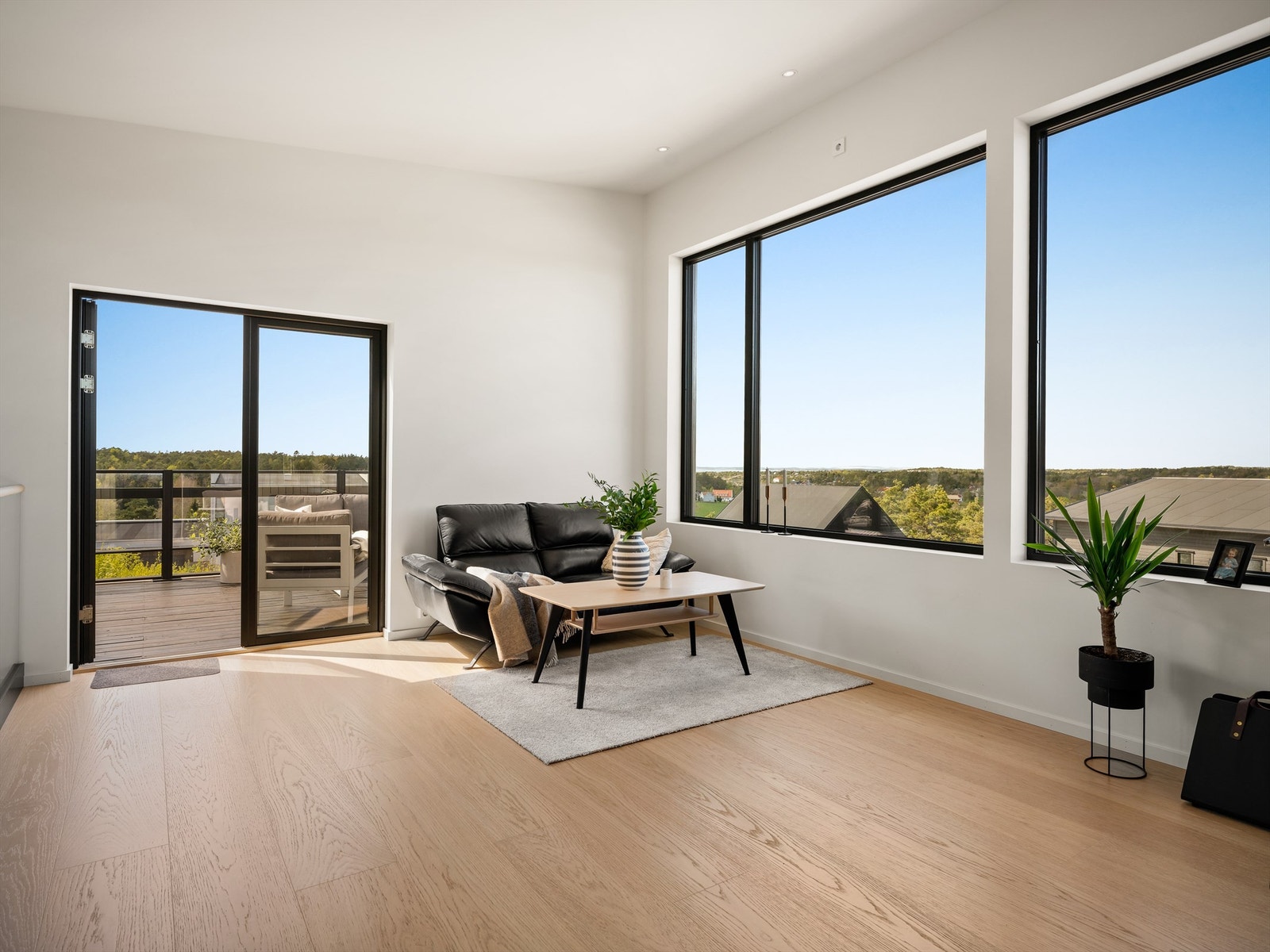 Himlingen som skråner opp til stor høyde kombinert med vinduenes store lysflater gjør både stuen og kjøkkenet utpreget luftig. Galleribilde