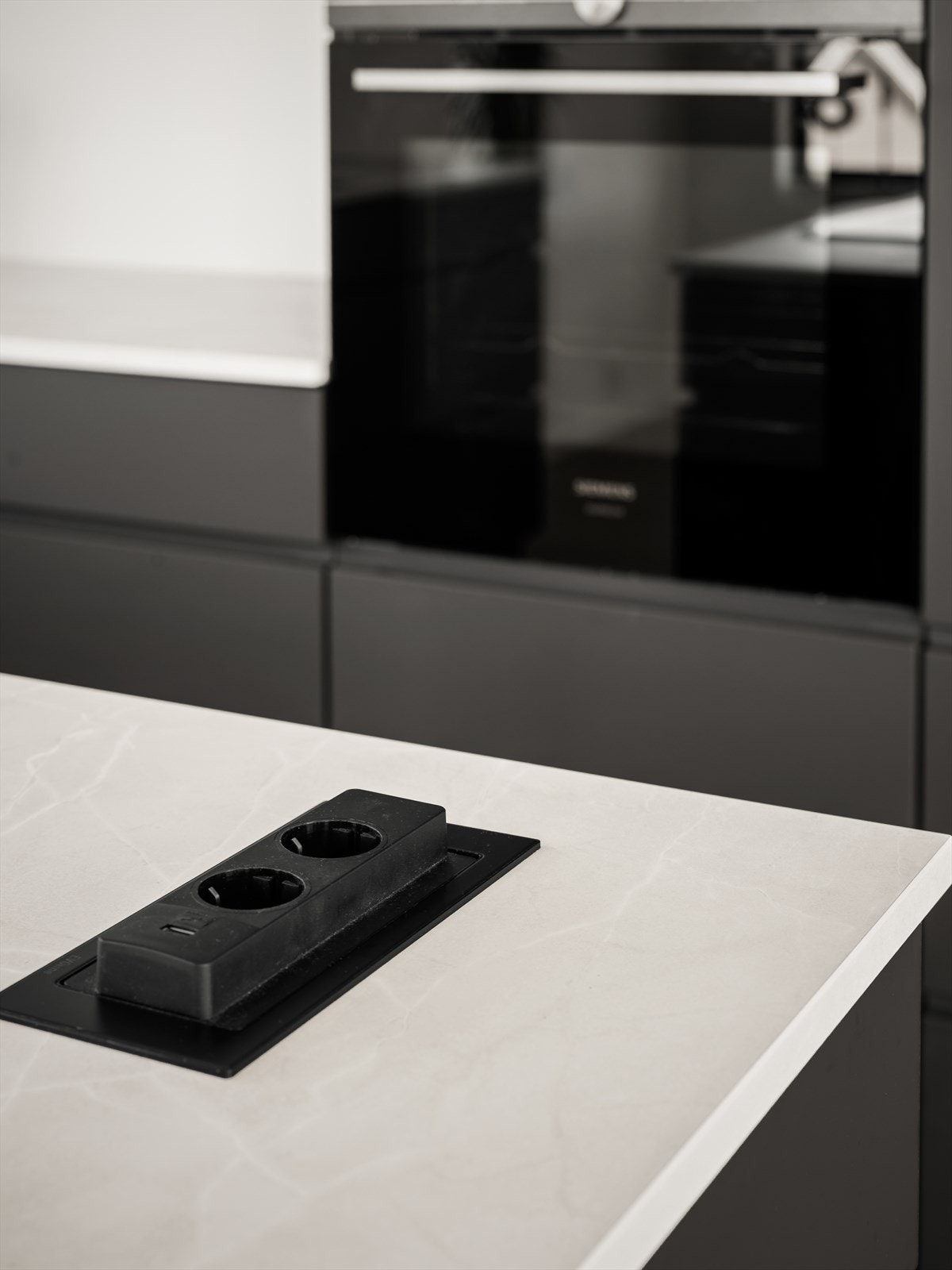 Pop-up strømuttak i kjøkkenøyen. Galleribilde