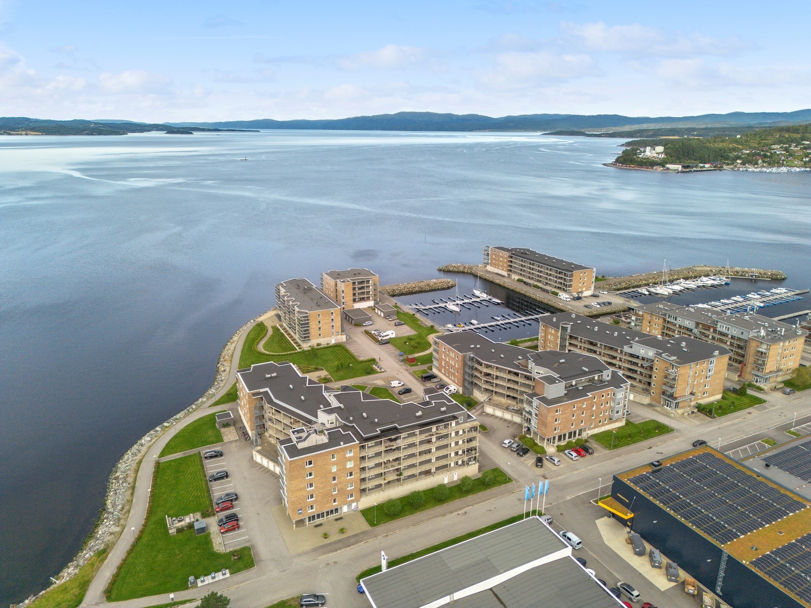 Her bor du i et rolig og maritimt miljø, med delvis utsikt mot sjøen og grønne fellesarealer rett utenfor døren. Galleribilde