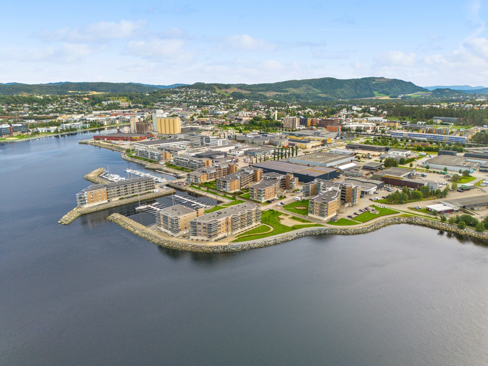 Her bor du sentralt i Jæktbyn, med gangavstand til både Amfi og sentrum med alt av servicefasiliteter. Galleribilde