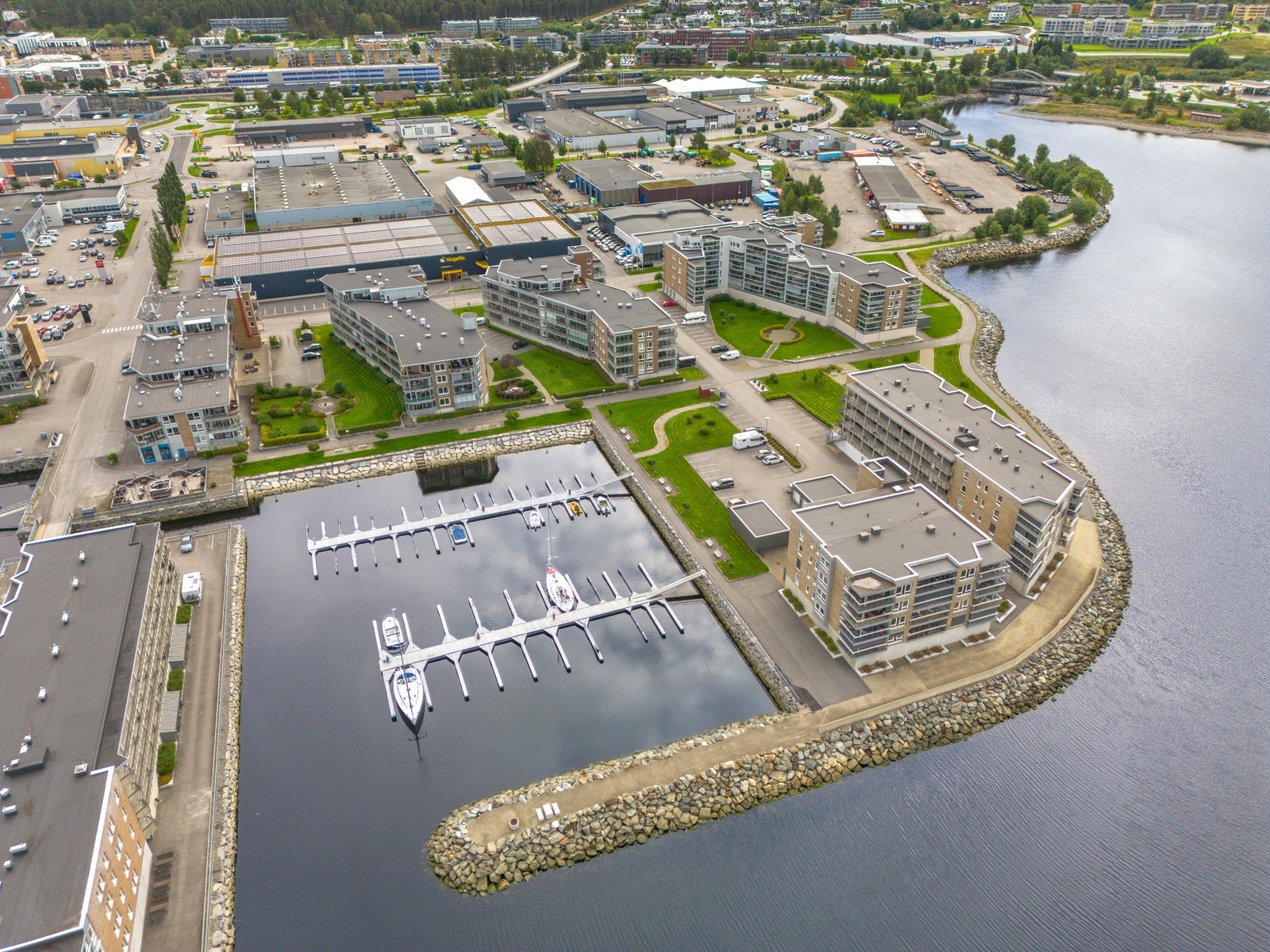 Jæktbyn har utviklet seg til å bli en av Steinkjers mest attraktive boområde. Flotte uteområder, gangstier, moloer og småbåthavn gjør området meget attraktivt. Galleribilde