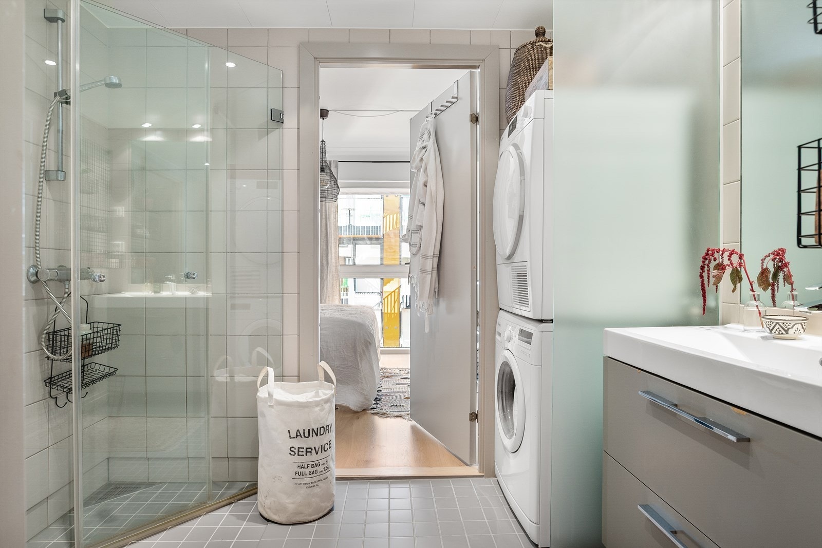 Badet er utstyrt med dusjhjørne med glassdører og vegghengt toalett Galleribilde